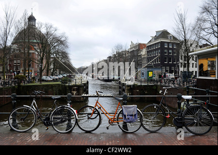 Fahrräder Geländer gelehnt, auf eine Kanalbrücke in Amsterdam, Niederlande. Stockfoto
