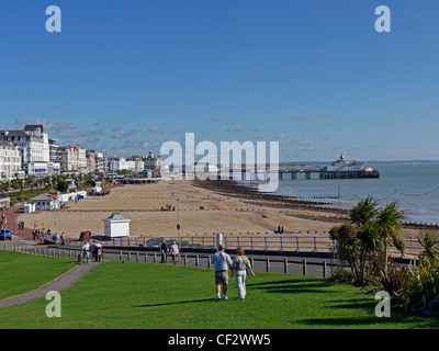 Eastbourne Strandpromenade betrachtet von der Wunsch Turm, Eastbourne, East Sussex, England Stockfoto