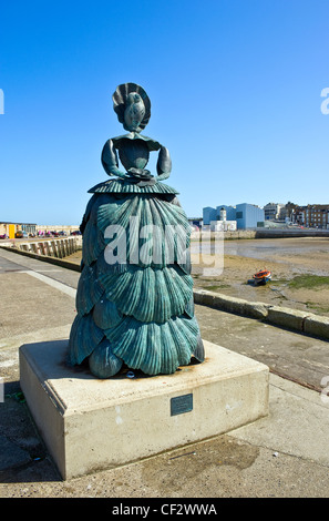 Neun Fuß hohe Bronze-Skulptur von Frau Booth, die Shell-Dame von Margate, von Ann Carrington am Ende des Hafens Arm. Stockfoto