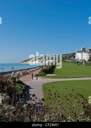 Die westlichen Wiesen entlang der Strandpromenade in Eastbourne, East Sussex, England Stockfoto