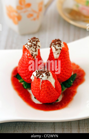 Gefüllte Erdbeeren. Rezept zur Verfügung. Stockfoto