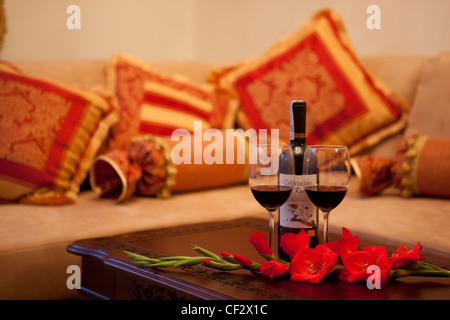 Gläser und eine Flasche Wein Stand auf dem Tisch, Polen. Stockfoto