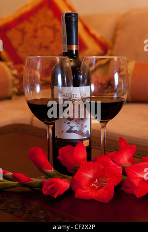 Gläser und eine Flasche Wein Stand auf dem Tisch, Polen. Stockfoto
