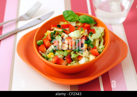 Salat mit Äpfeln und Erdbeeren. Rezept zur Verfügung. Stockfoto