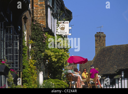 Genießen Tee und Kaffee an einem sonnigen Tag in der jakobinischen Dorf Chilham, Kent, England Stockfoto