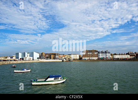 Kleine Boote vertäut an der Küste bei Margate mit der neuen Turner Contemporary Art Gallery in den Hintergrund. Stockfoto