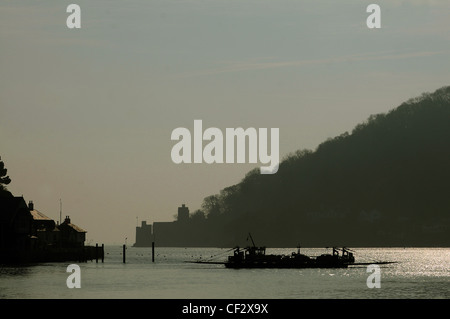 Die unteren Ferry überquert den Fluss Dart zwischen Kingswear und Dartmouth in South Devon, Dartmouth Schloß im Hintergrund. Stockfoto