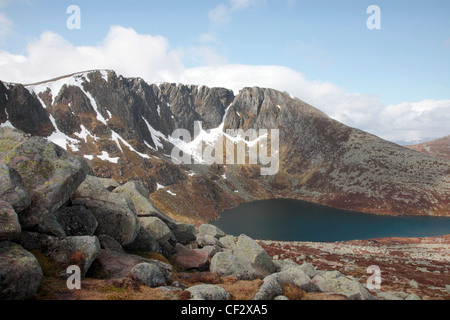 Man Na Gaire in einem Corrie auf Lochnagar im zeitigen Frühjahr. Stockfoto