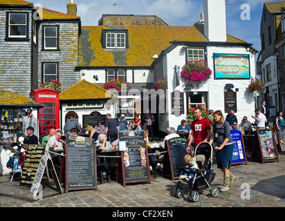 Urlauber die Sloop Inn in St Ives. Stockfoto