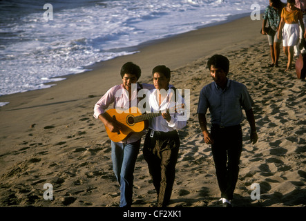 Mexikaner, Mexikaner, junger erwachsener Männer, Gitarre spielen, Gitarre, Wandern am Strand, Puerto Vallarta, Mexiko Stockfoto