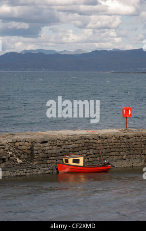 Ein kleines rotes Boot im Hafen von Broadford auf der Isle Of Skye. Stockfoto