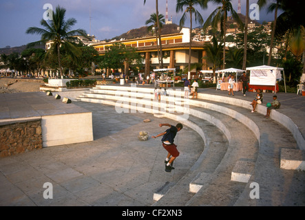 Mexikaner mexikanischen Menschen Person junge Teenager ein Skateboard Puerto Vallarta Mexiko Stockfoto