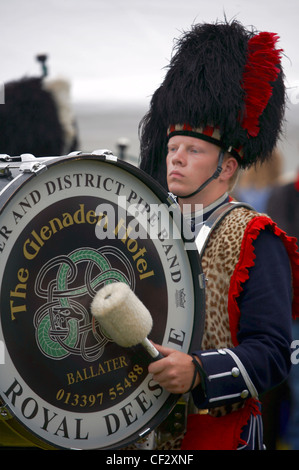 Ein Schlagzeuger von The Ballater und District Pipe Band in die Lonach sammeln und Highland Games (angekündigt als "Äö√Ñ√≤Scot Stockfoto