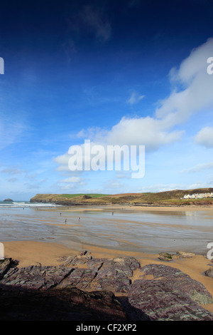 Strand Küste, Hayle Bay, Polzeath Dorf, Padstow Bay, Grafschaft Cornwall, England, UK Stockfoto