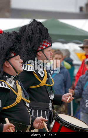 Trommler aus The Ballater und District Pipe Band in die Lonach sammeln und Highland Games (angekündigt als "Äö√Ñ√≤Scotl Stockfoto