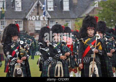 Pipers marschieren am Lonach sammeln und Highland Games (angekündigt als 'Äö√Ñ√≤Scotlands freundlichsten Highland Games' Äö√Ñ√ ¥) statt Stockfoto