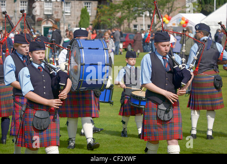 Eine Jugendkapelle Rohr marschieren am Lonach sammeln und Highland Games (angekündigt als 'Äö√Ñ√≤Scotlands freundlichsten Highland Games' Ä Stockfoto