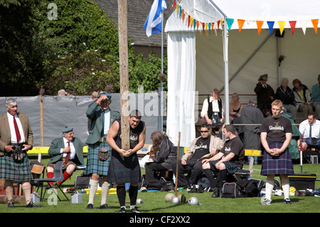 Ein Konkurrent bereitet der Caber am Lonach sammeln und Highland Games zu werfen (angekündigt als "Äö√Ñ√≤Scotlands freundlichsten Hig Stockfoto