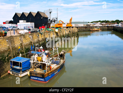 Angelboote/Fischerboote vertäut im Hafen von Whitstable. Stockfoto