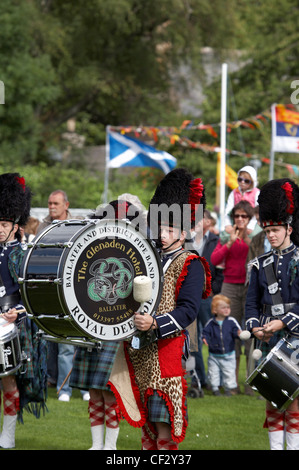 Ein Schlagzeuger von The Ballater und District Pipe Band in die Lonach sammeln und Highland Games (angekündigt als "Äö√Ñ√≤Scot Stockfoto