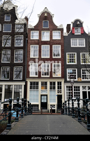 Typischen Amsterdamer Gebäude am Ufer eines Kanals. Stockfoto