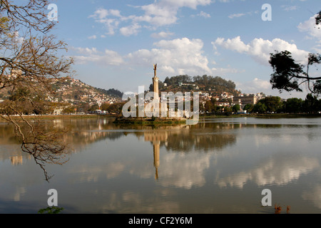 Lake Anosy im Zentrum Stadt mit der Statue des "schwarzen Engel" für Frankreich: Antananarivo gefallenen Soldaten. Madagaskar. Stockfoto