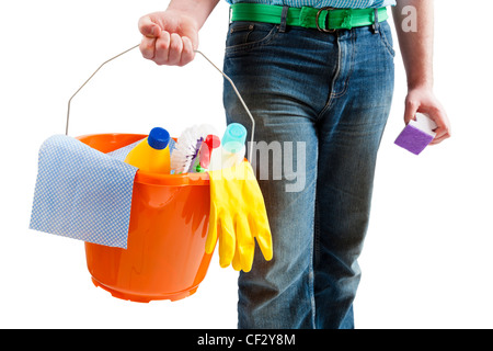 Frühjahrsputz Konzept. Junger Mann, der einen Eimer mit Reinigungsmittel und Materialien und bereit, zu reinigen. Auf einem weißen Hintergrund. Stockfoto