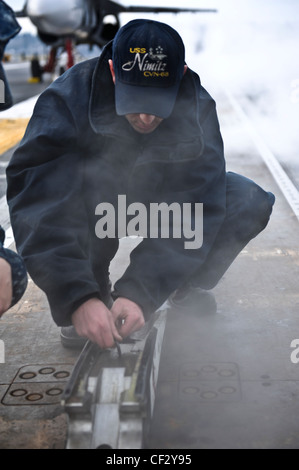 BREMERTON, Washington (Feb 28, 2012) –Aviation Boatswains Mate (Ausrüstung) 2. Klasse Luke Hart führt Wartung an einem Taillenkatapult Shuttle auf dem Flugdeck des Flugzeugträgers USS Nimitz (CVN 68) durch. Die Wartung ist Teil der kontinuierlichen Bemühungen von Nimitz, sich auf die See vorzubereiten. Nimitz bereitet sich auf die Rückkehr ins Meer vor. Stockfoto