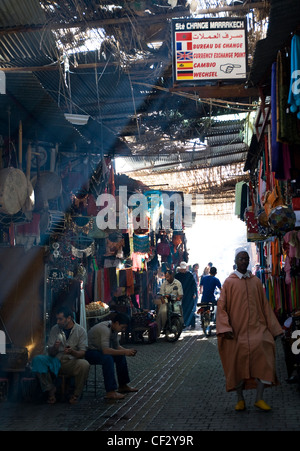 Stall, Halter und Verkäufer warten auf Kunden in der berühmten Djemaa el-Fna, Markt in Marrakesch, Marokko Stockfoto