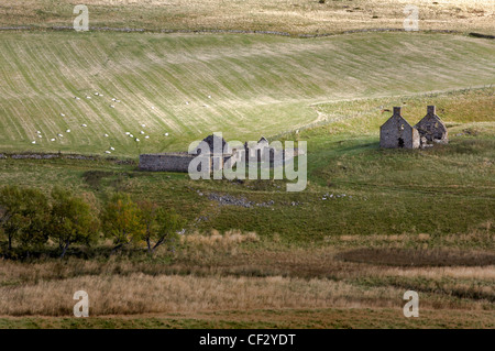 Die Ruinen von landwirtschaftlichen Gebäuden auf einem Croft in Glen Deskry. Stockfoto