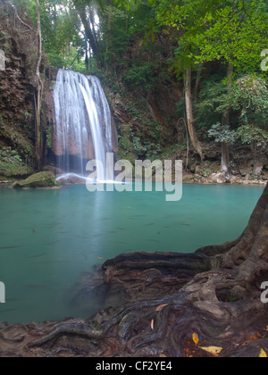 Smaragdgrüne Farbe Wasser im Tier dritten der Erawan Wasserfall, Erawan National Park, Kanchanaburi, Thailand Stockfoto