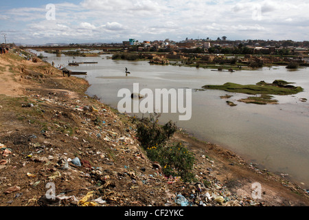 Müll und Menschen an den Ufern des Ikopa Fluß Stadtrand von Antananarivo. Madagaskar Stockfoto