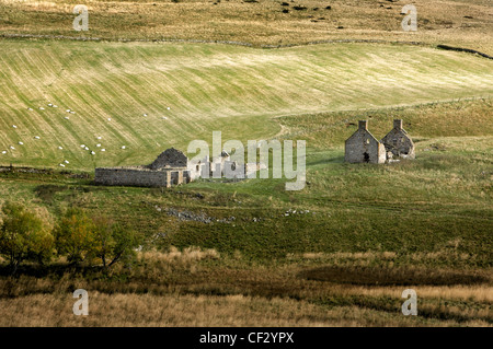 Die Ruinen von landwirtschaftlichen Gebäuden auf einem Croft in Glen Deskry. Stockfoto