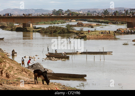 Müll und Menschen an den Ufern des Ikopa Fluß Stadtrand von Antananarivo. Madagaskar Stockfoto