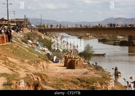 Müll und Menschen an den Ufern des Ikopa Fluß Stadtrand von Antananarivo. Madagaskar Stockfoto