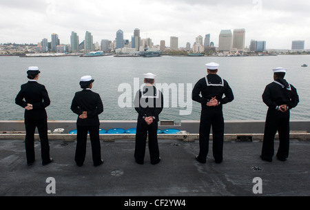 Segler bemannen die Schienen auf dem Flugdeck des Nimitz-Klasse Flugzeugträgers USS John C. Stennis (CVN 74), während das Schiff nach San Diego zieht. John C. Stennis kehrt nach einem siebenmonatigen Einsatz in den Heimathafen in Bremerton, Washington, zurück. Stockfoto