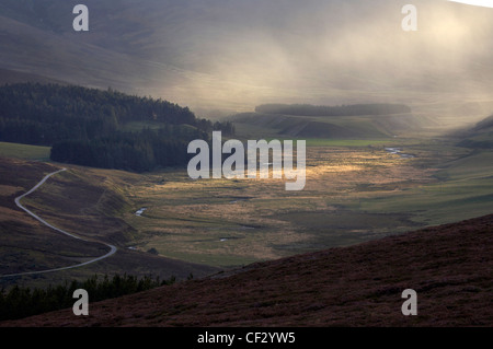 Licht bricht durch Gewitterwolken in Glen Gairn. Stockfoto