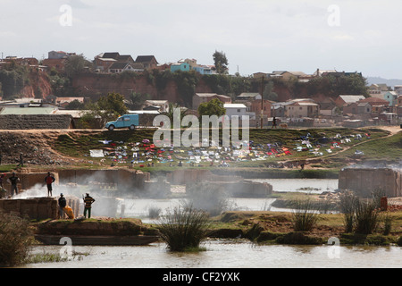 Müll und Menschen an den Ufern des Ikopa Fluß Stadtrand von Antananarivo. Madagaskar Stockfoto