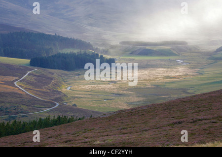 Licht bricht durch Gewitterwolken in Glen Gairn. Stockfoto