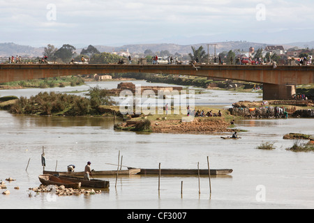 Müll und Menschen an den Ufern des Ikopa Fluß Stadtrand von Antananarivo. Madagaskar Stockfoto