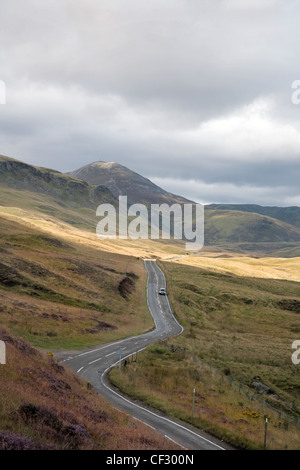 Ein Auto entlang der Glenshee Pass reisen. Stockfoto