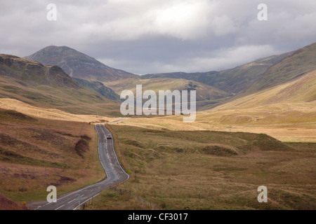 Ein Auto entlang der Glenshee Pass reisen. Stockfoto