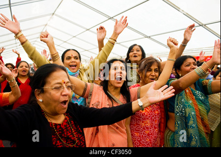 Anhänger feiert den Geburtstag des Hindu-Gottes Ganesh eine hinduistische Festivals am Shoebury East Beach. Stockfoto