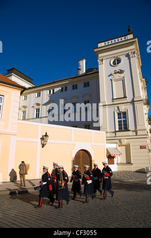 Burg-Wächter am Hradcanske Namesti Platz Hradschin das Budaer Burgviertel Prag Tschechische Republik Europa Stockfoto