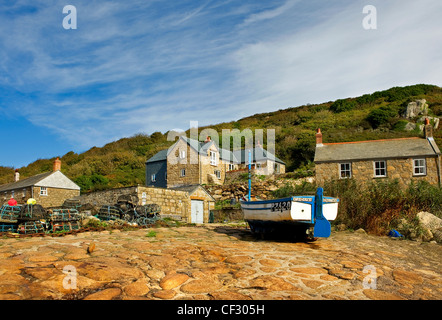 Ein Fischerboot auf der Helling in der kleinen Bucht von Penberth. Stockfoto