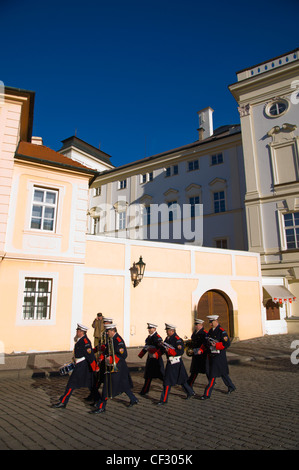 Burg-Wächter am Hradcanske Namesti Platz Hradschin das Budaer Burgviertel Prag Tschechische Republik Europa Stockfoto