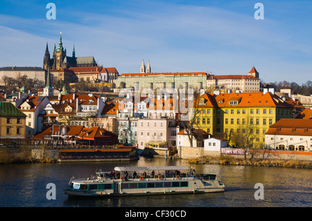 Touristischen Kreuzfahrtschiff vor Mala Strana die Kleinseite und Hradschin Bezirke Prag Tschechische Republik Europa Stockfoto