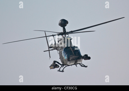 Ein leichter Kampfhubschrauber der US-Armee OH-58D Kiowa Warrior hebt am 29. Februar vom Bagram Air Field, Afghanistan ab. Foto/Technologie der US Air Force. Sgt. Matt Hecht Stockfoto