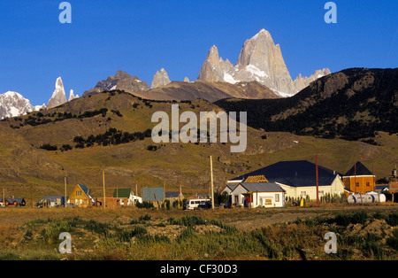 El Chalten und den Gipfel des Fitz Roy (3440 m). Los Andes. Nationalpark Los Glaciares. Provinz Santa Cruz. Patagonien. Argentinien. Stockfoto