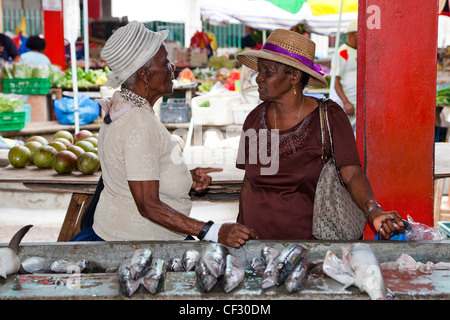 Zwei ältere Frauen treffen bei den Sir Selwyn Clark Fischmarkt, Victoria, Mahé, Seychellen Stockfoto